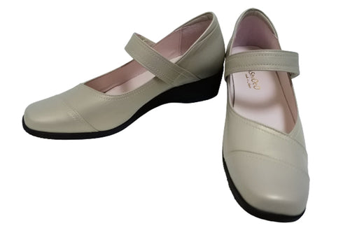 【…AShiOtO A3432 アイボリー】面ファスナーの甲ベルトで脱ぎ履きらくらく本革パンプス