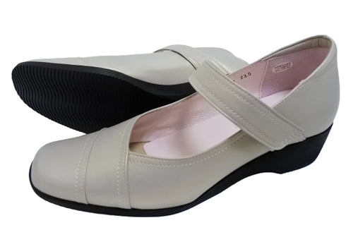 【…AShiOtO A3432 アイボリー】面ファスナーの甲ベルトで脱ぎ履きらくらく本革パンプス