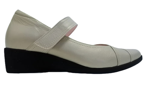 【…AShiOtO A3432 アイボリー】面ファスナーの甲ベルトで脱ぎ履きらくらく本革パンプス