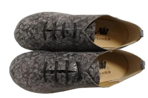 【かぼちゃの馬車 CA-15FL グレー】フラワー柄の靴紐シューズ